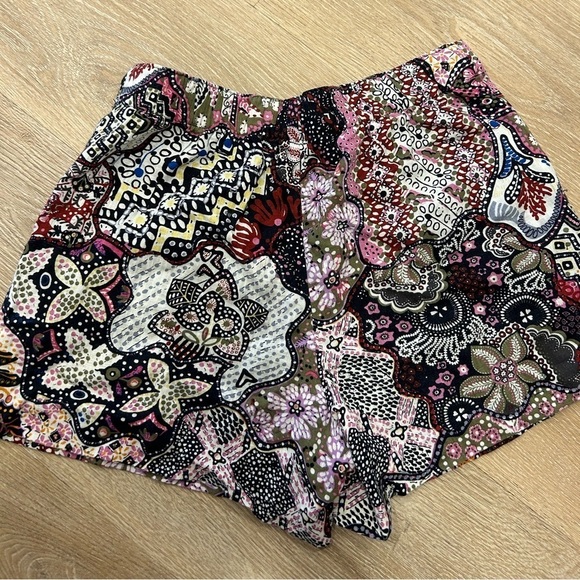 LOFT The Pleated Pull On Short in Mosaic Floral - Picture 8 of 14